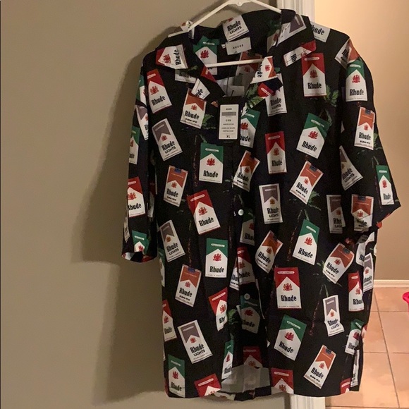 rhude cigarette shirt Hawaiian and white stand out against the bold black base Cigarette Pack Printed Shortsleeved Shirt